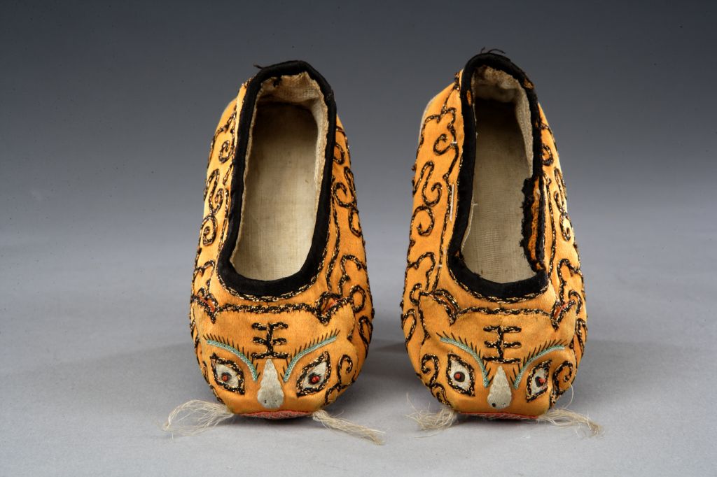 图片[2]-Yellow Satin Nailed Gold Thread Tiger Head Small Format Shoes-China Archive